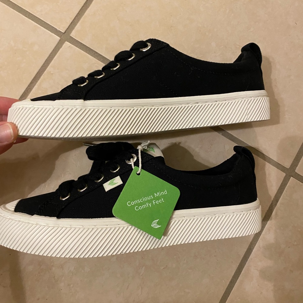 Cariuma Black and White Sneakers Women’s 7 NWT